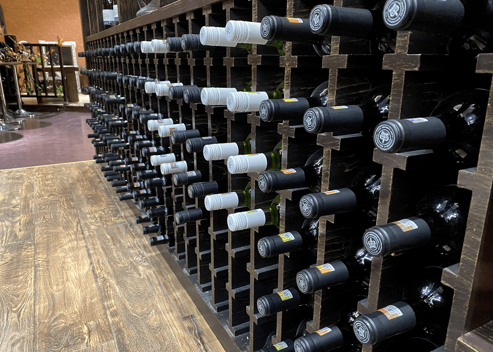 一般情况下,红葡萄酒,白葡萄酒,桃红葡萄酒即静止葡萄酒;储存葡萄酒时