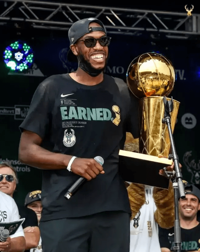 雄鹿冠军游行字母哥我向科比致敬在一个球队拿自己的冠军