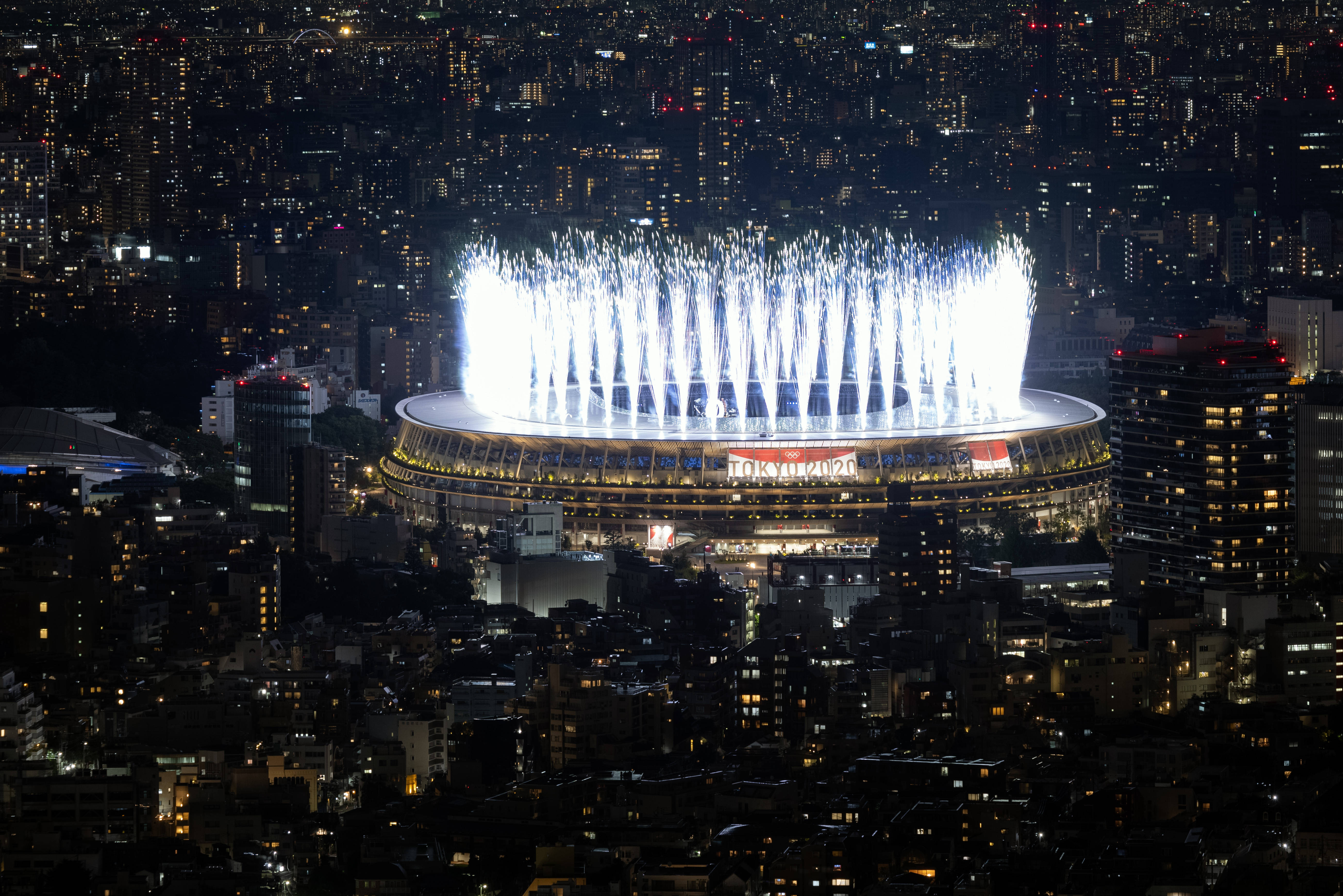 疫情|开篇词丨东京奥运点亮圣火，从体育中找寻力量和光芒