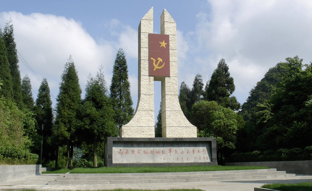 婁山關戰役紀念碑婁山關山勢莽蒼,逶迤無盡,周圍山峰,峰峰如劍,萬丈