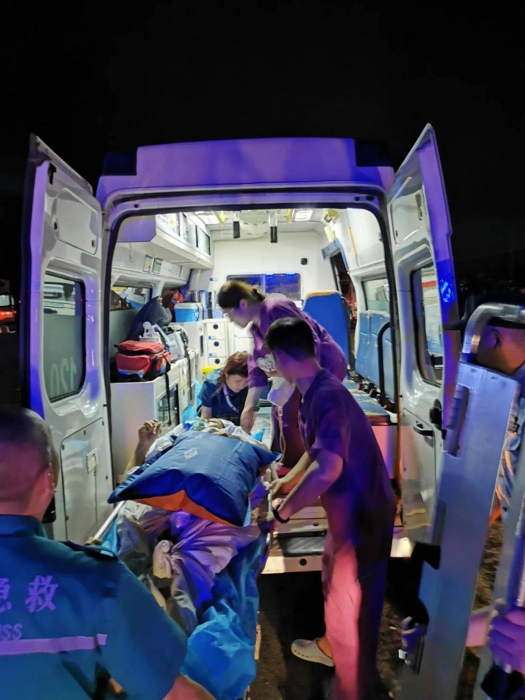 郑州:危急关头,急救人争分夺秒转运患者