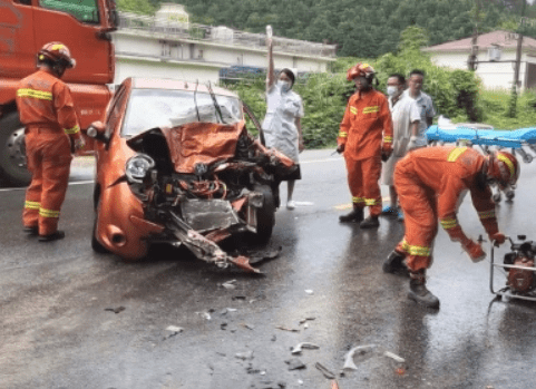 206国道金溪往南城方向发生一起车祸