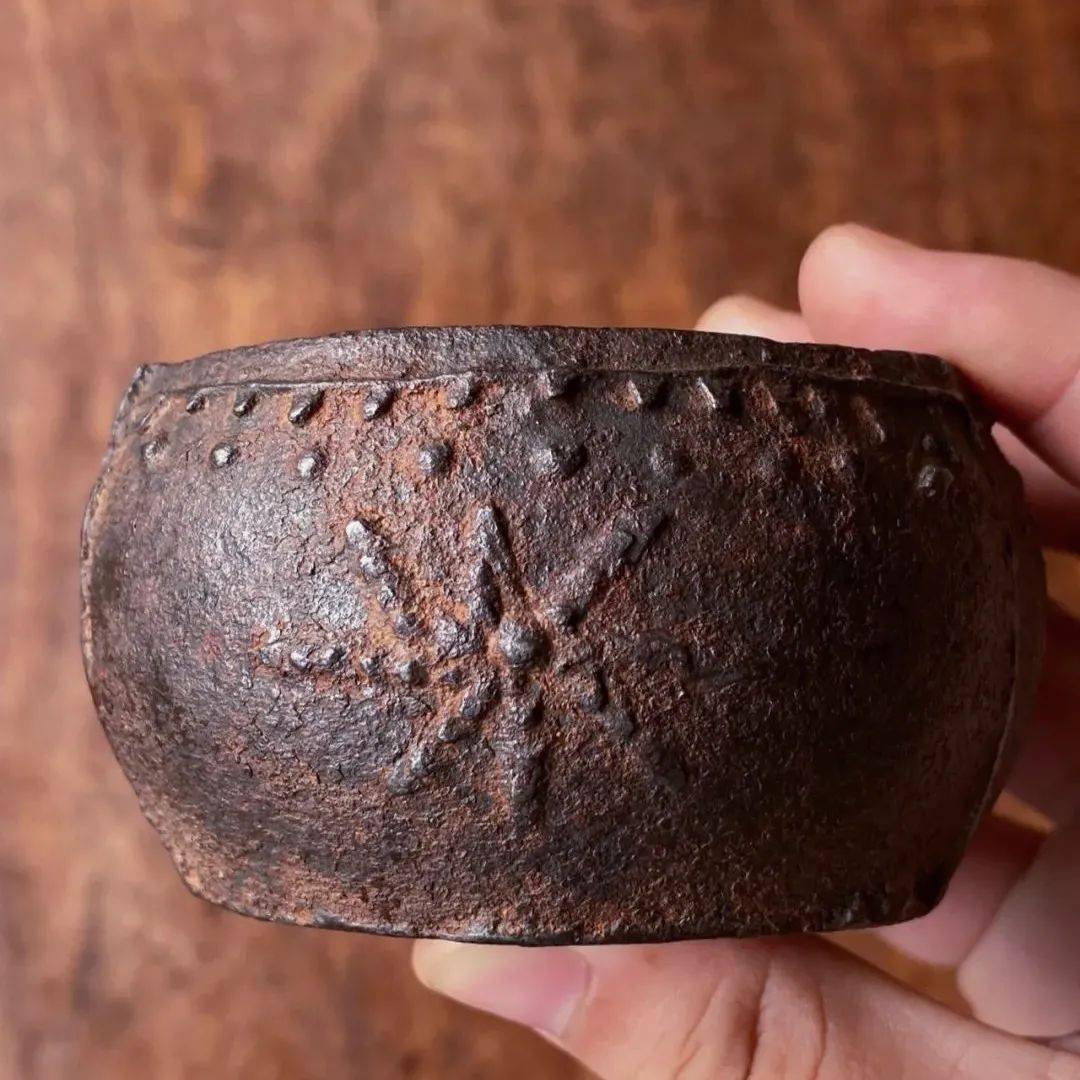 这是一件比较少见的铁制钵形型老香炉,此佛钵型铁香炉以质地坚硬比重