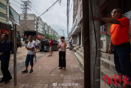 暴雨後的河南鞏義米河鎮 水電仍待恢復 村民積極自救 科技 第7張