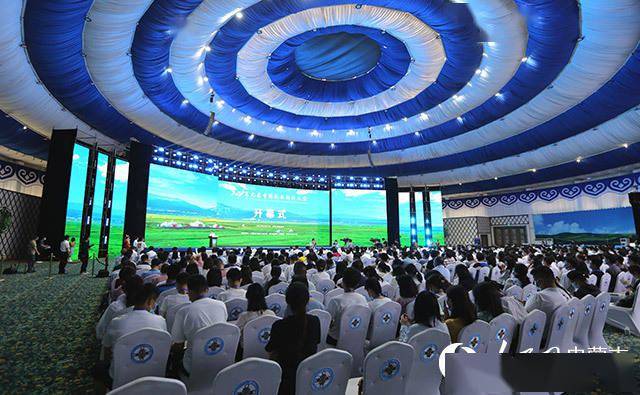 联合举办的"第九届中国乳业科技大会"在敕勒川草原千人会议中心开幕