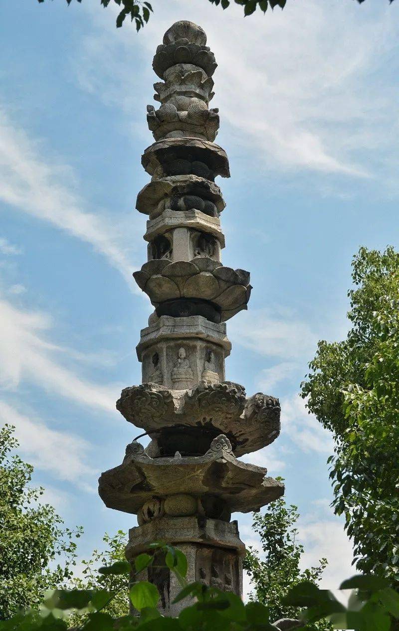 梵天寺经幢为双幢,时光过千年,两幢身《大自在陀罗尼经》和《大佛顶陀