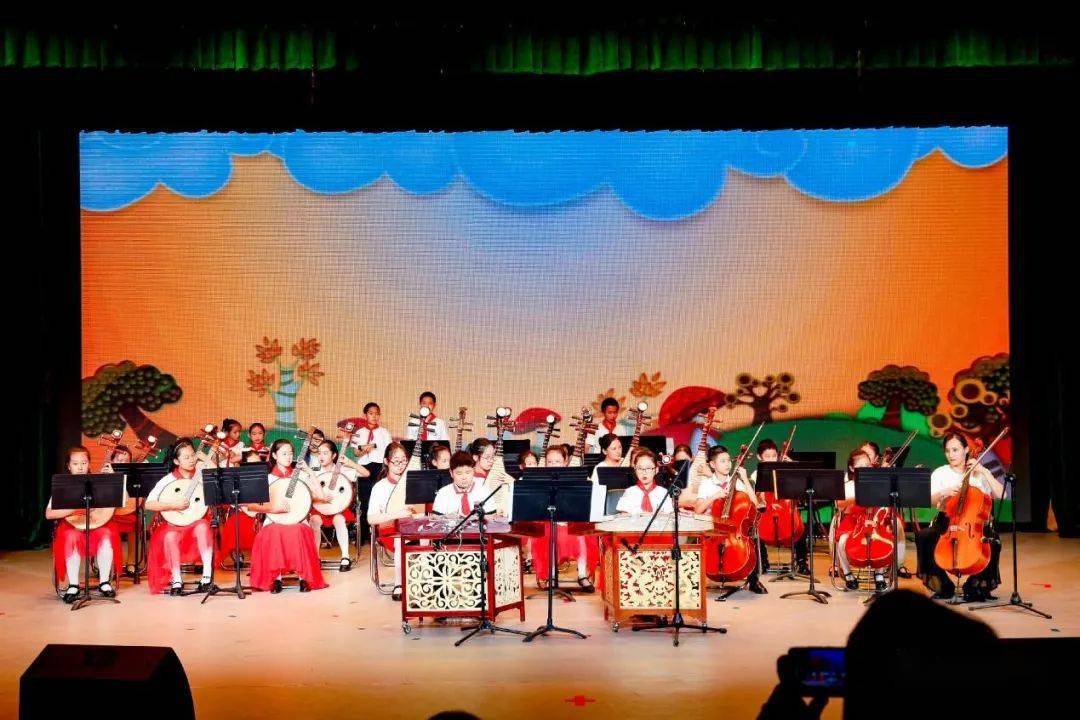 台上,琴童们倾情演奏,台下,家长们内心更是激动万分.