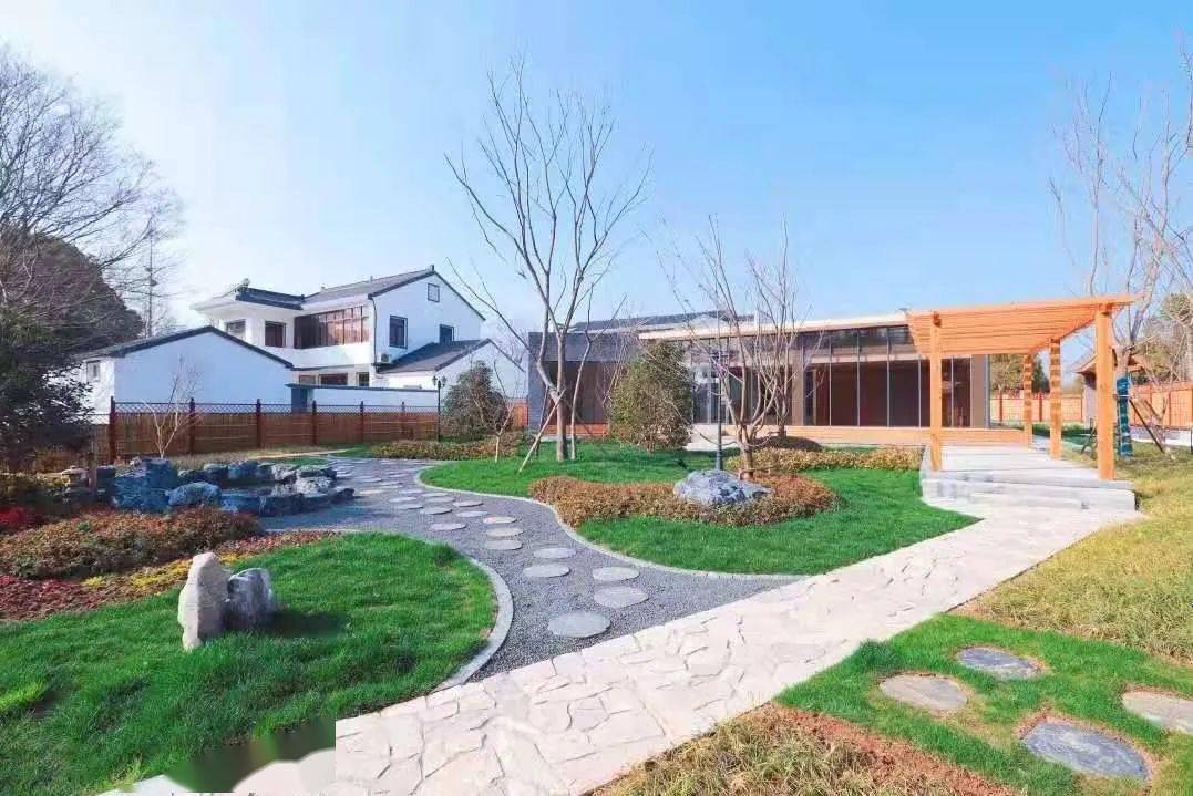 女学生洗澡视频曝光引发社会关注舆论哗然，相关部门紧急介入展开调查，涉事平台立即下架内容并封禁账号，事件细节仍在进一步核实中。