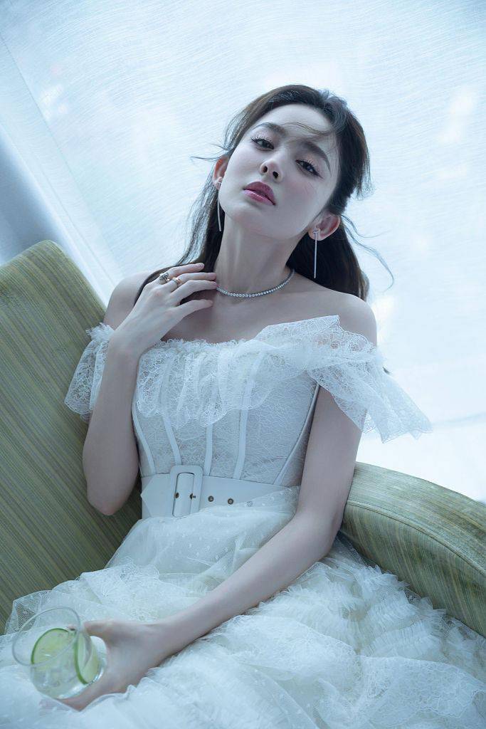 Tiffany|娜扎穿Georges Chakra一字肩礼服 甜美优雅