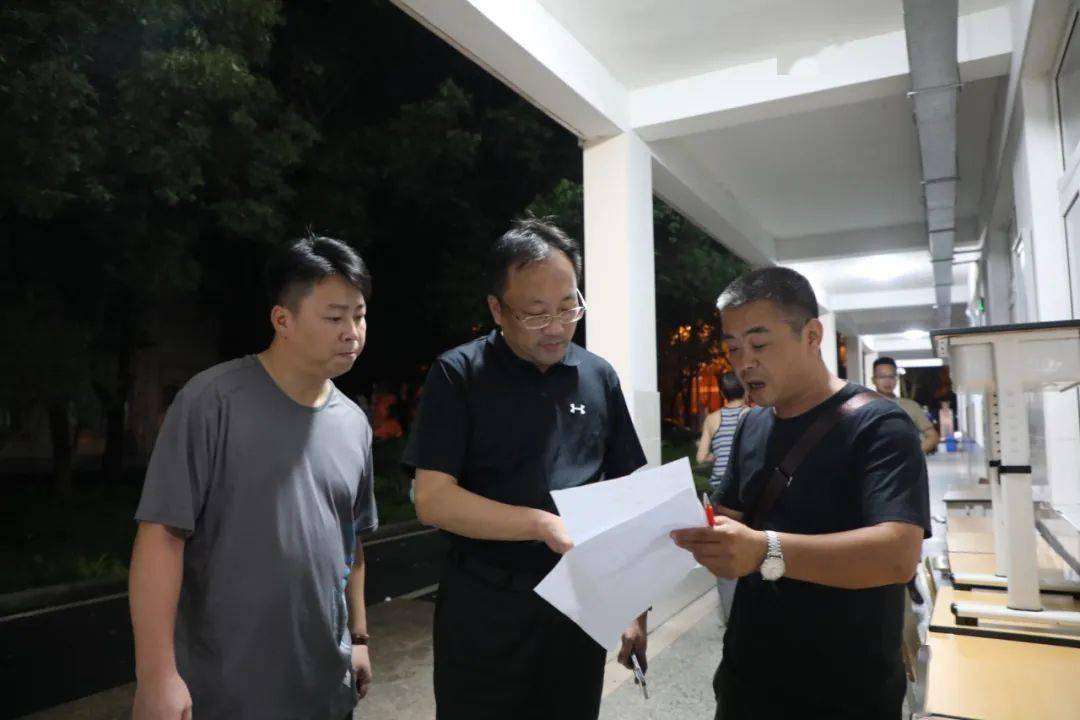 迎战烟花镇党委副书记镇长张皓赴转移安置点察看群众安置情况