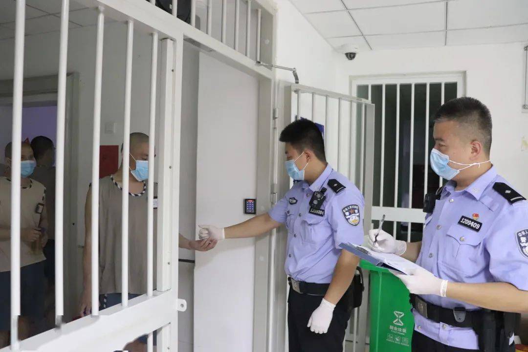 西青监狱针对伏季气候特点,加大患病罪犯的巡诊医疗工作,多措并举做好