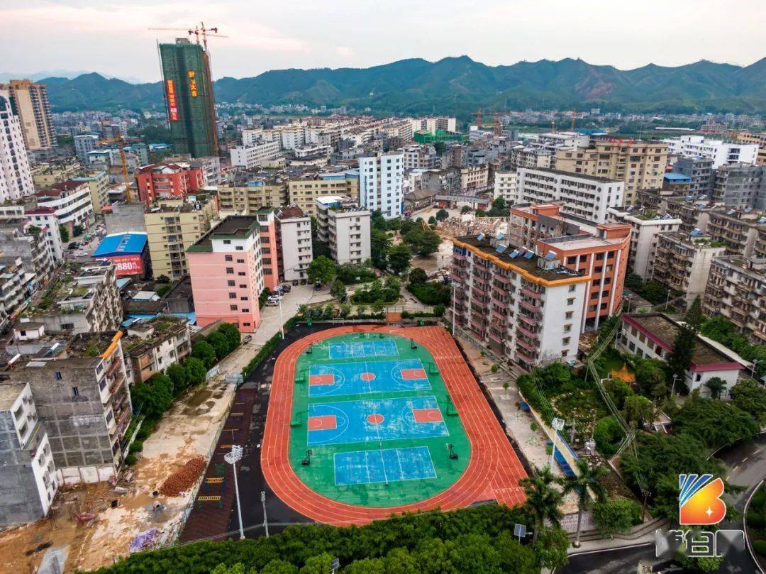 拆旧建新迎百年华诞博白镇一小今日开拆一栋近30年历史的教学楼