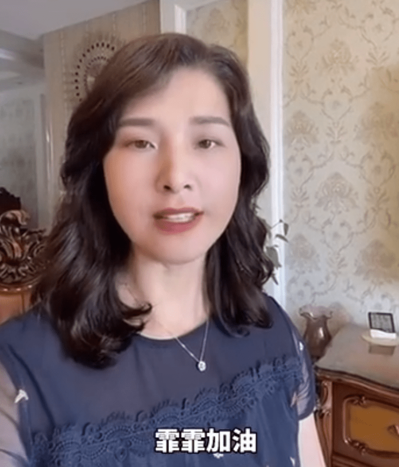 张雨霏妈妈火了!说她是中国蝶的后姐姐毫不违和,网友:颜值绝了_张敏