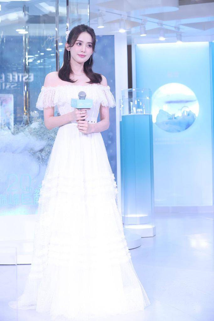 Tiffany|娜扎穿Georges Chakra一字肩礼服 甜美优雅