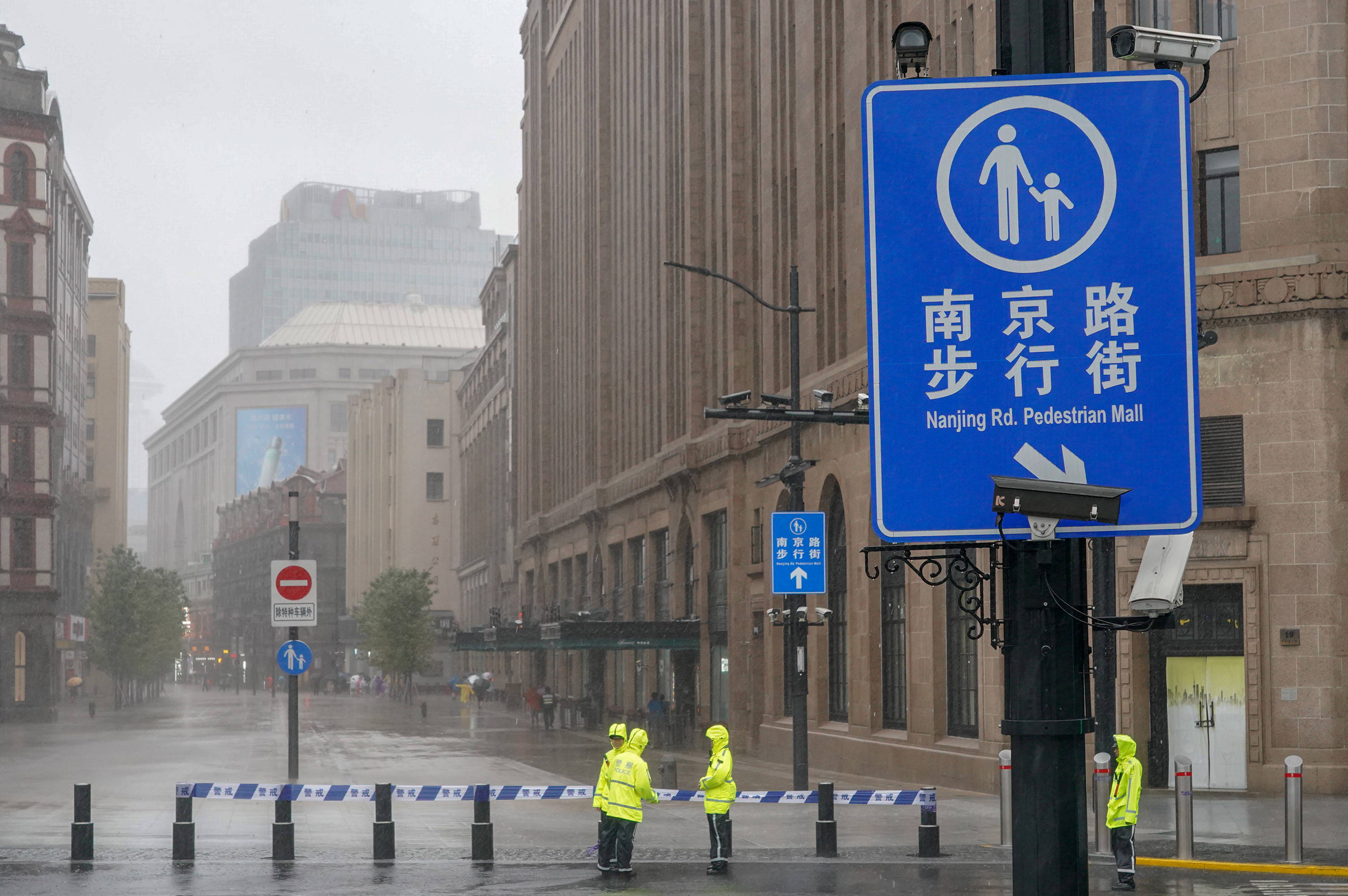 南京的上海路路标图片图片