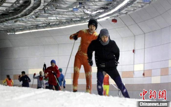 中国代表团东京奥运捷报频传带动冰雪运动升温 滑雪