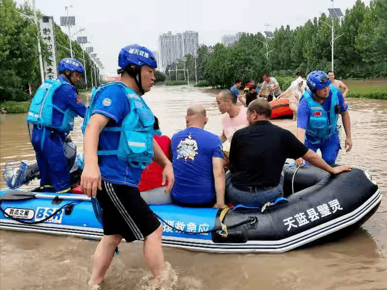 背起責任扛起擔當靈璧縣藍天應急救援隊赴河南抗洪搶險