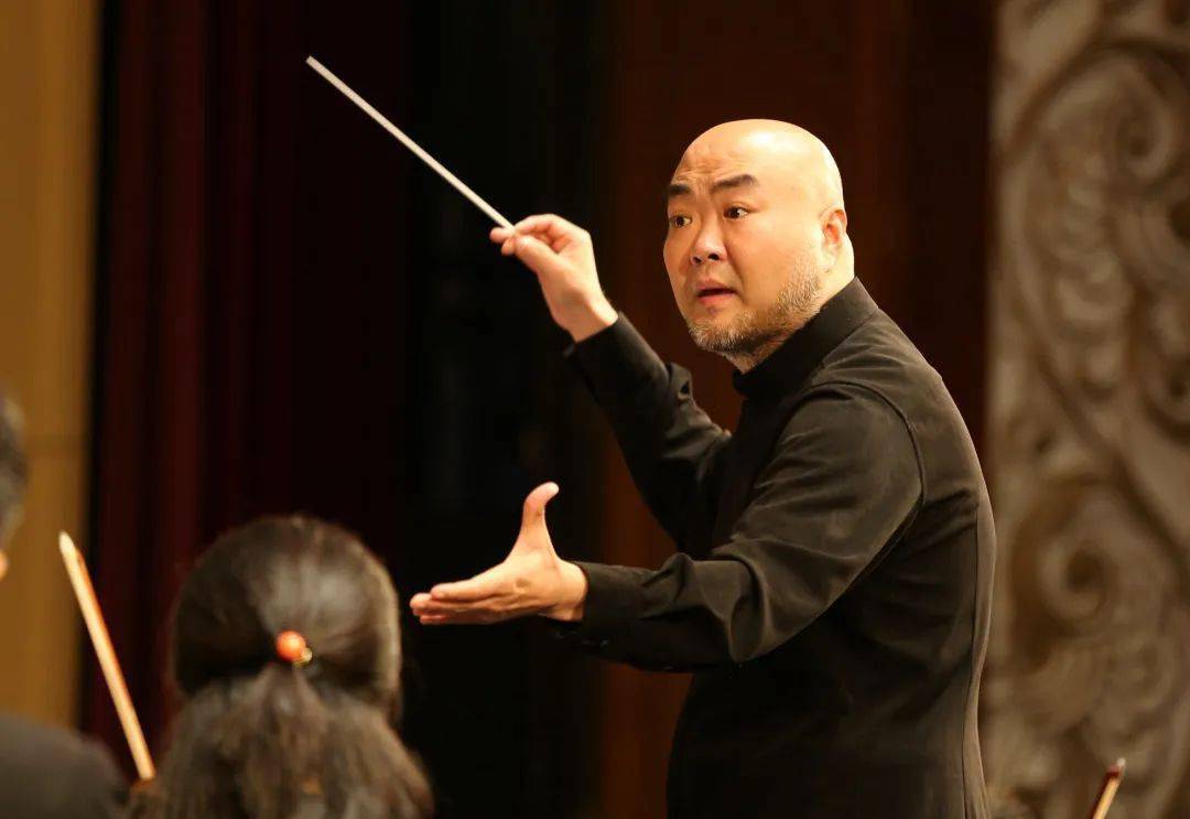 中央民族乐团首席指挥,中央音乐学院指挥系教授刘沙担任