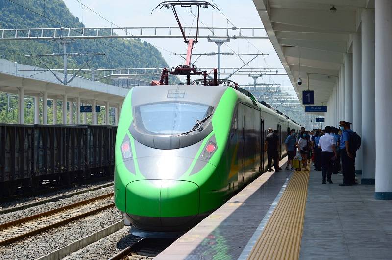 渝怀铁路动车组从秀山首发(央广网发鲁诗勤摄)"我觉得秀山第一次开通