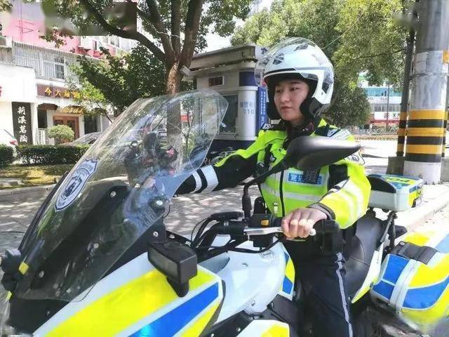 江苏无锡宜兴交警铁骑高温下挥汗坚守护安全