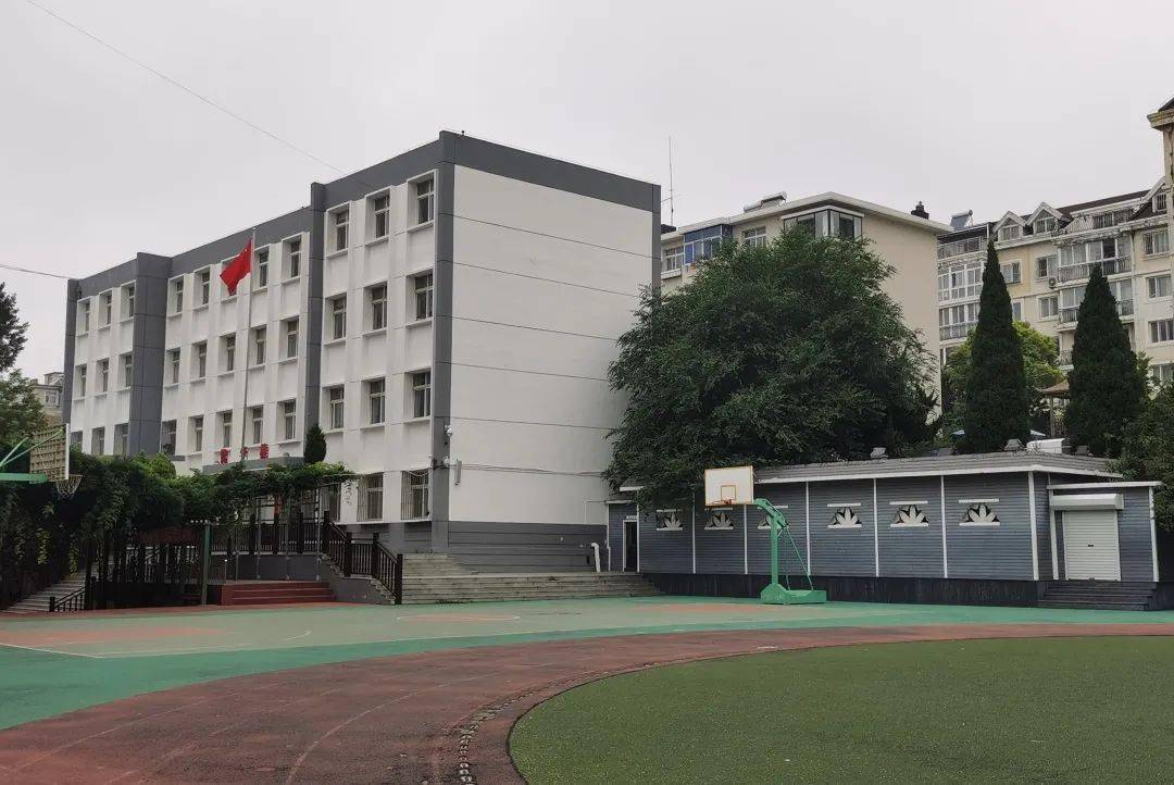 登峰小学近年来生源增长迅速,已经严重超载,学校现有的专用教室和部分