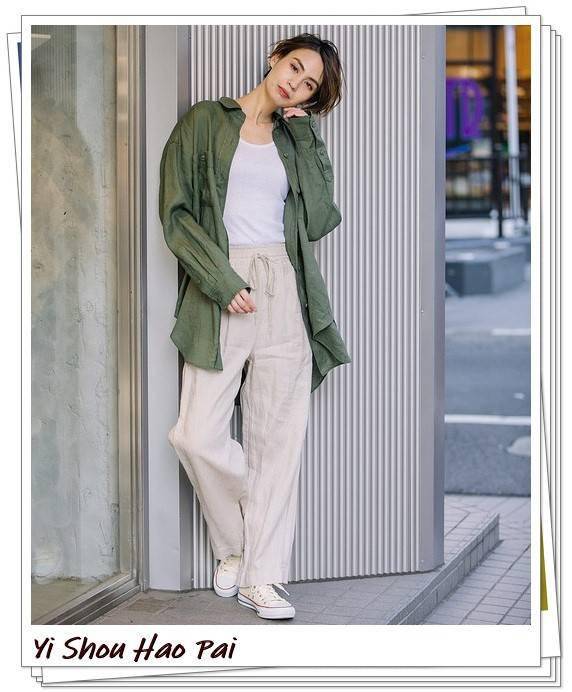 这是男士风格的穿搭,宽松的裤子和军绿色的oversize亚麻衬衫搭配.