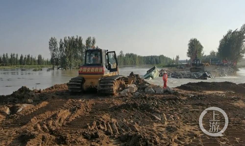 奋战两天两夜河南卫河新镇镇河段决口成功合龙