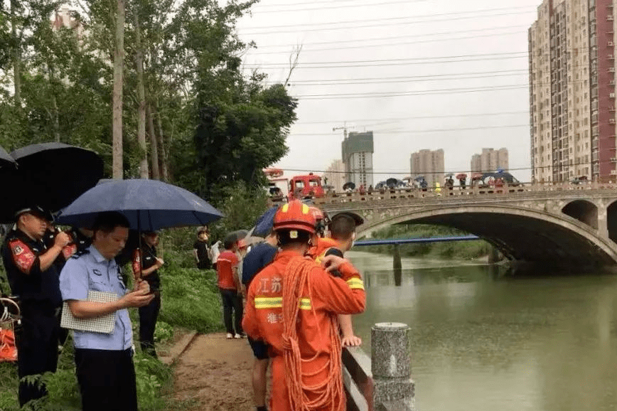 漣水坦克橋一年輕女子跳河身亡.