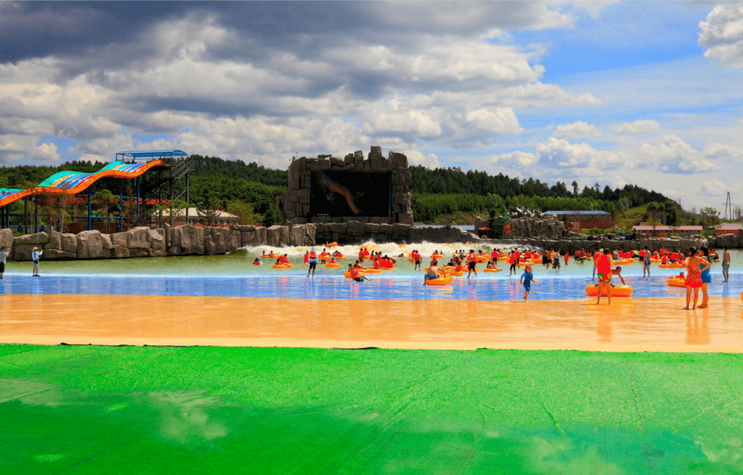 金水湾水上乐园坐落于伊春市金林区金山屯镇,建于2016年,园区水上项目