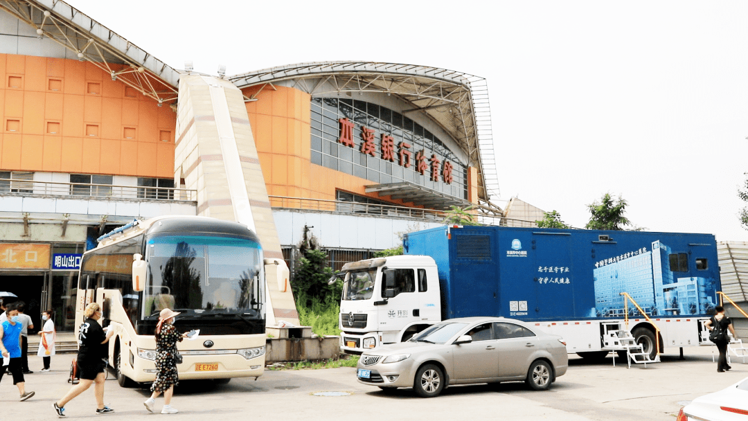 移动医疗体检车和车载ct亮相"新冠疫苗方舱接种点"义诊活动现场_本溪