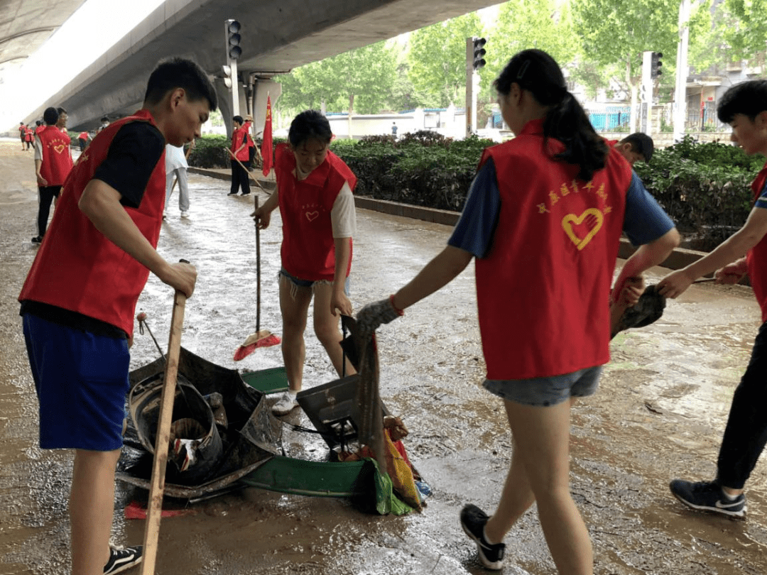 防汛有我郑州青年志愿者助力汛后生产生活恢复