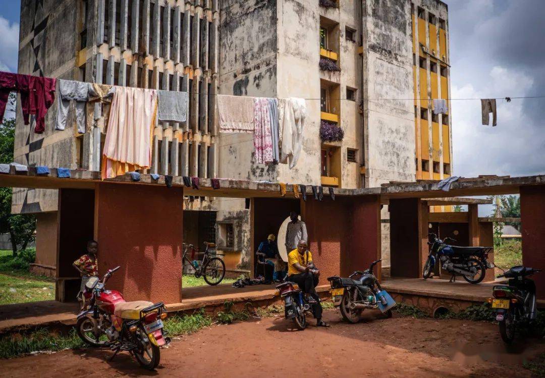 7月12日,在中非共和国首都班吉,学生聚集在班吉大学的教学楼门口.