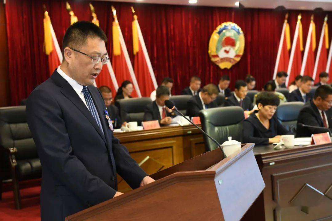 区委常委,副区长郝云祥代表区人民政府,向大会作了区政协八届一次会议