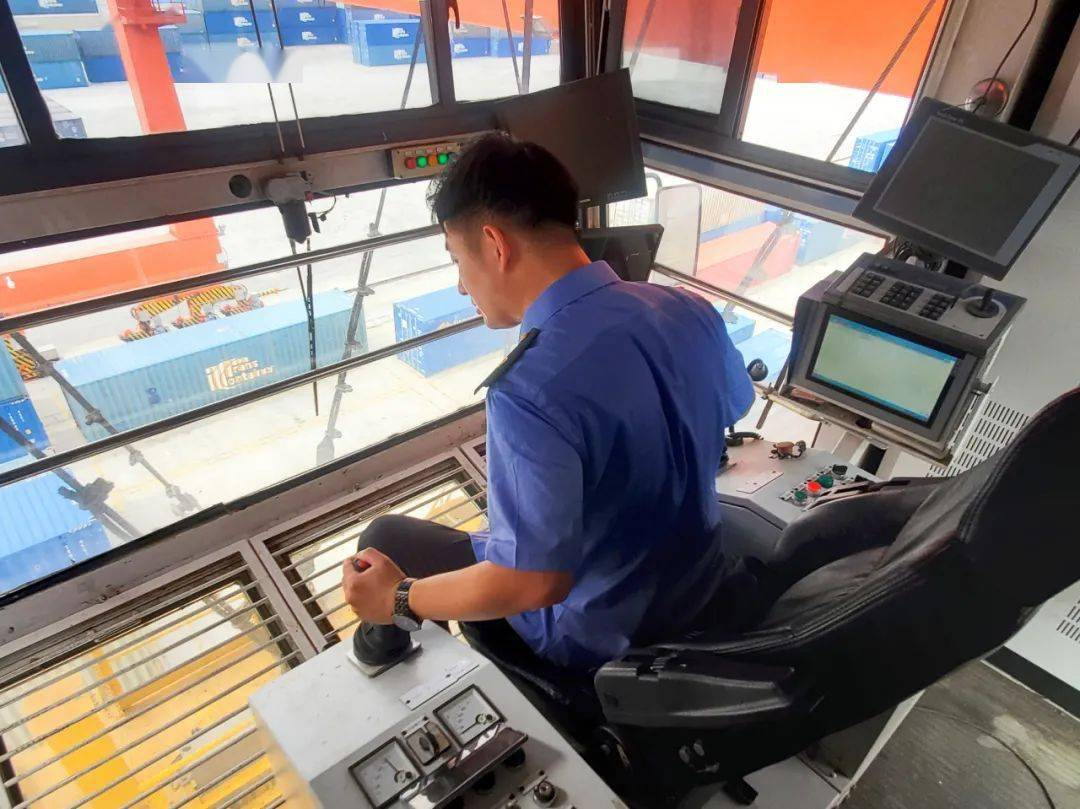 帅稳准狠的90后龙门吊司机