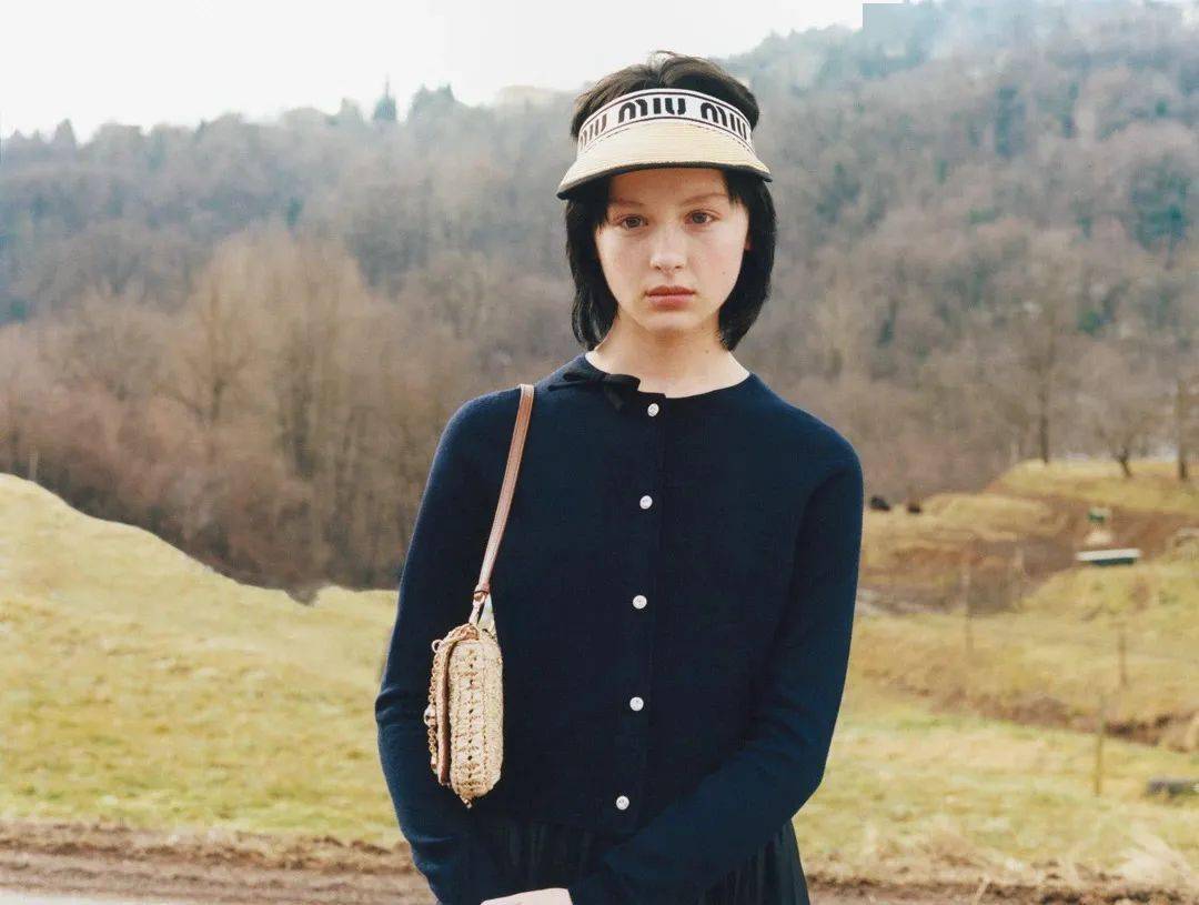 材质|Loewe、Miu Miu草编帽，才是今夏最时髦凹造型神器！