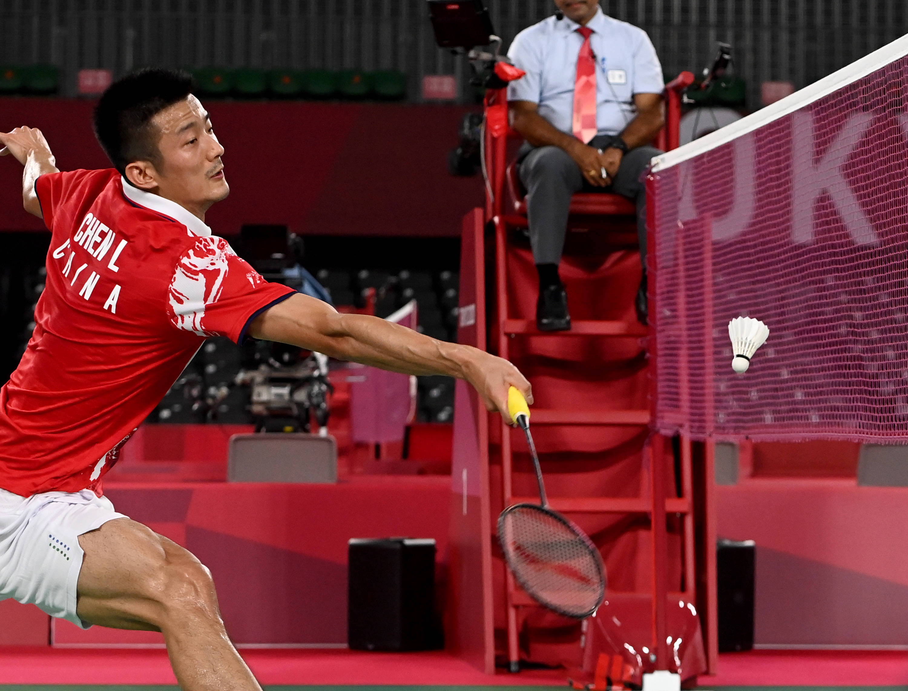 新华社照片,东京,2021年7月28日7月28日,谌龙在比赛中回球.