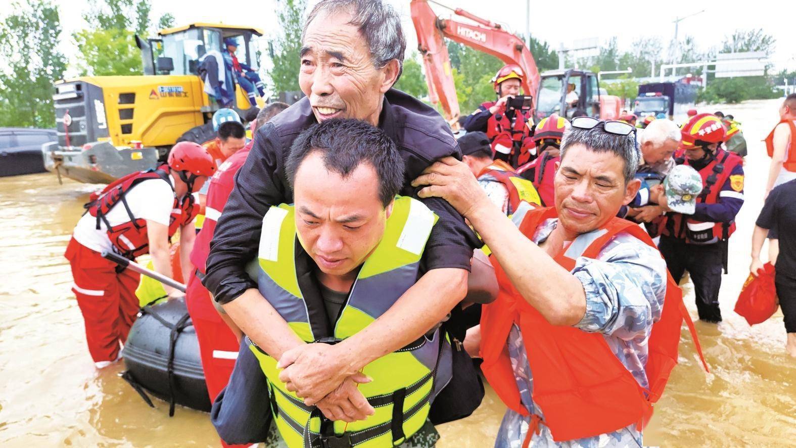 2000余村民乘坐冲锋舟安全转移——本报记者直击河南新乡小朱庄村抗洪