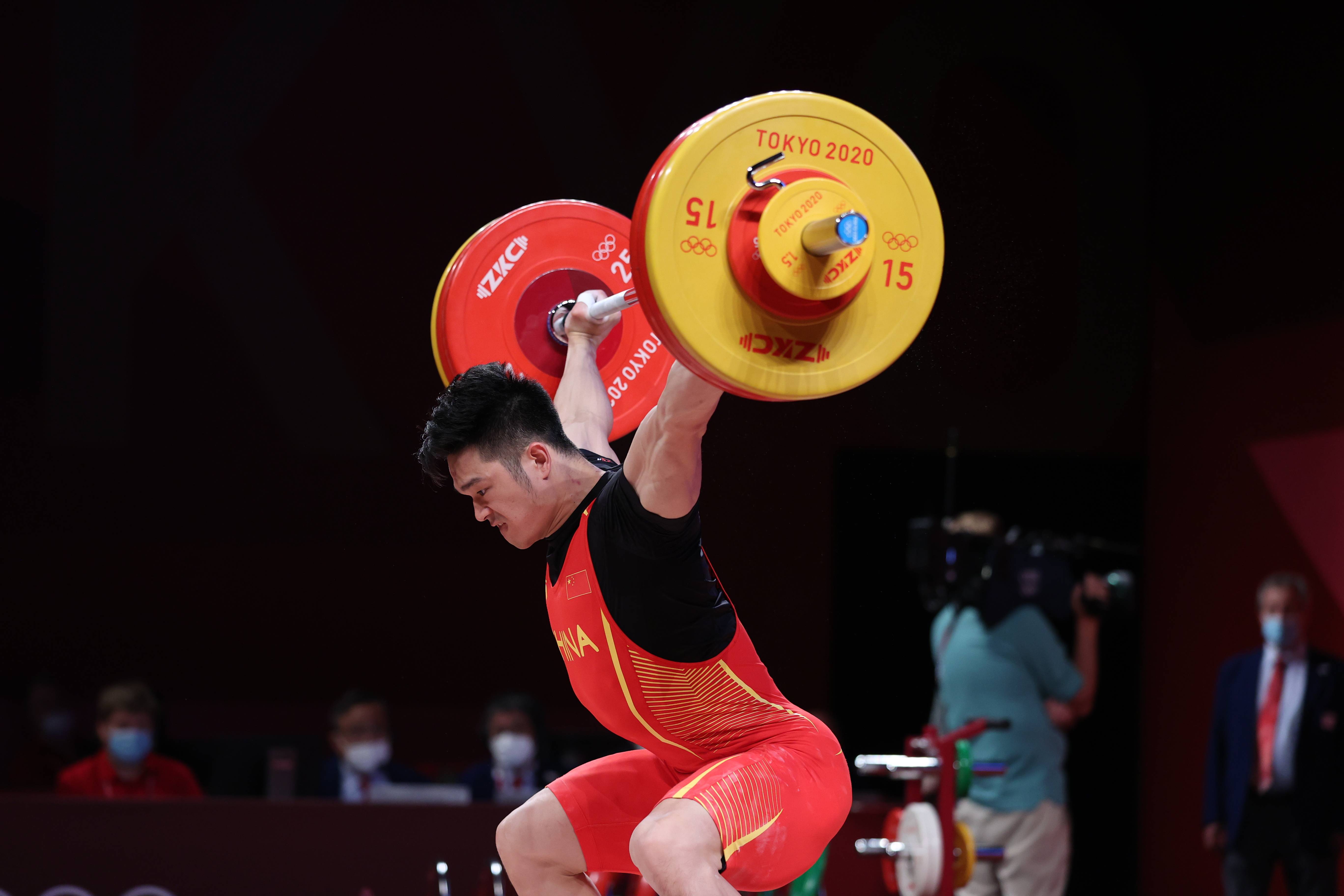 当日,东京奥运会举重男子73公斤级比赛在东京国际论坛大厦举行