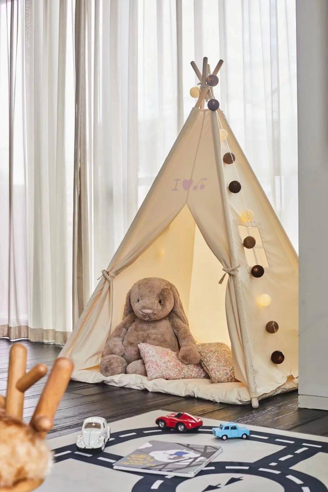 建业里嘉佩乐在准备了各种亲子互动的益智玩具,小人书,室内帐篷之外