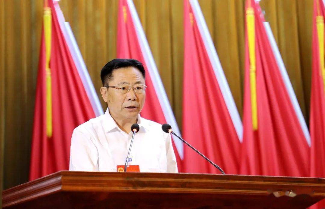 县人大常委会党组副书记祁纯艺向大会作阜城县人大常委会工作报告.