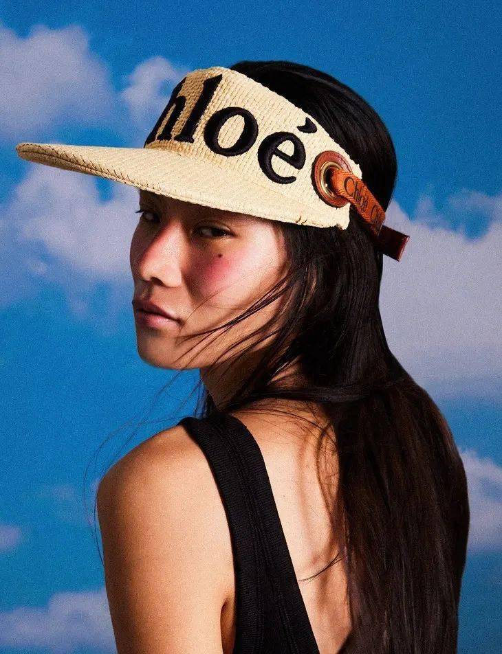 材质|Loewe、Miu Miu草编帽，才是今夏最时髦凹造型神器！