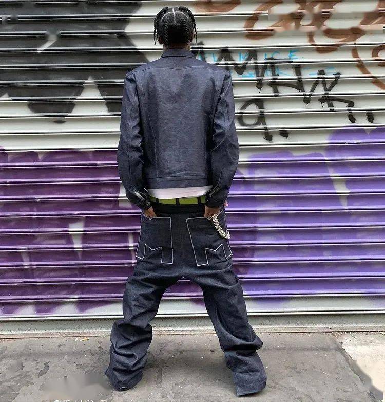 sagging指的是将裤子穿在腰下,然后露出部分或者整件内裤,在英国叫做