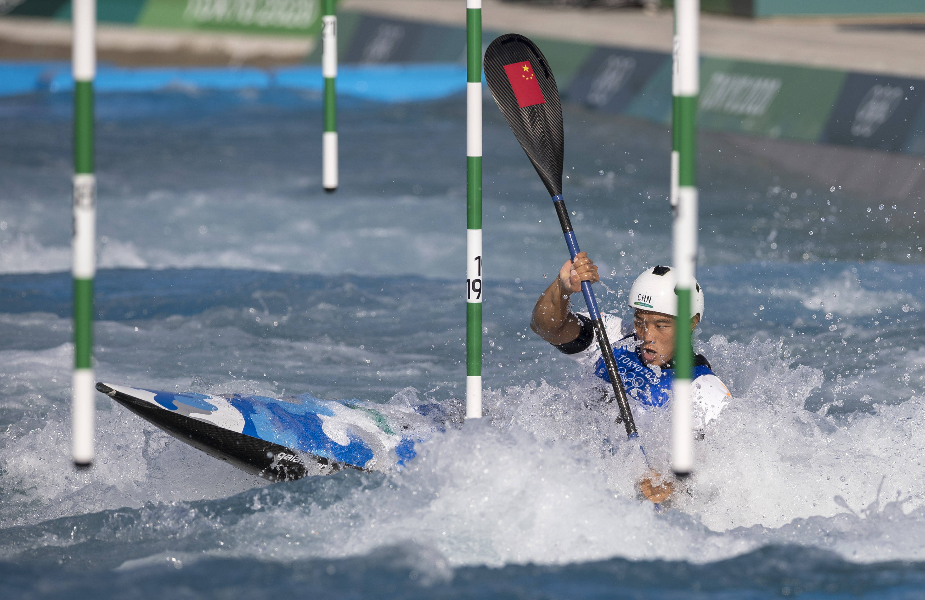 新华社记者 费茂华 摄当日,在东京奥运会皮划艇激流回旋男子皮艇预赛