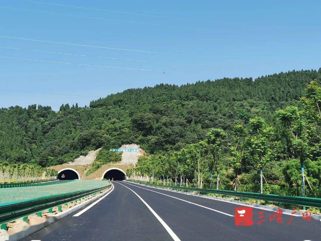随着四方山隧道右幅 最后50米沥青摊铺作业的完成 江城大道二标段