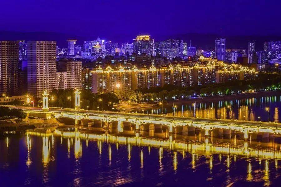 山间一水两岸兴"为设计理念,其中基础照明以牡丹江大桥桥头组团为核心