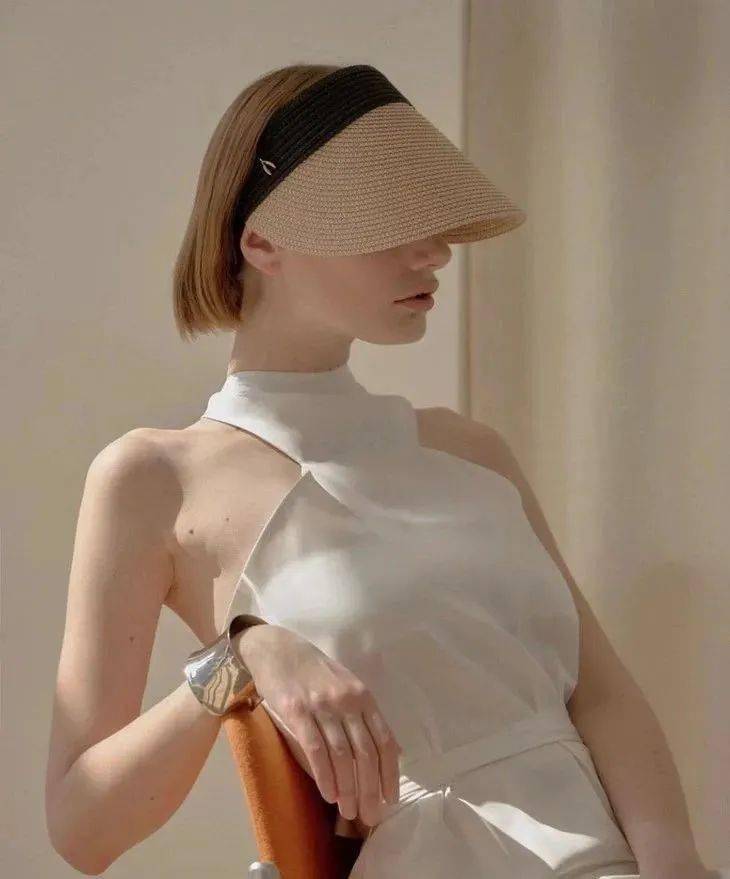 材质|Loewe、Miu Miu草编帽，才是今夏最时髦凹造型神器！