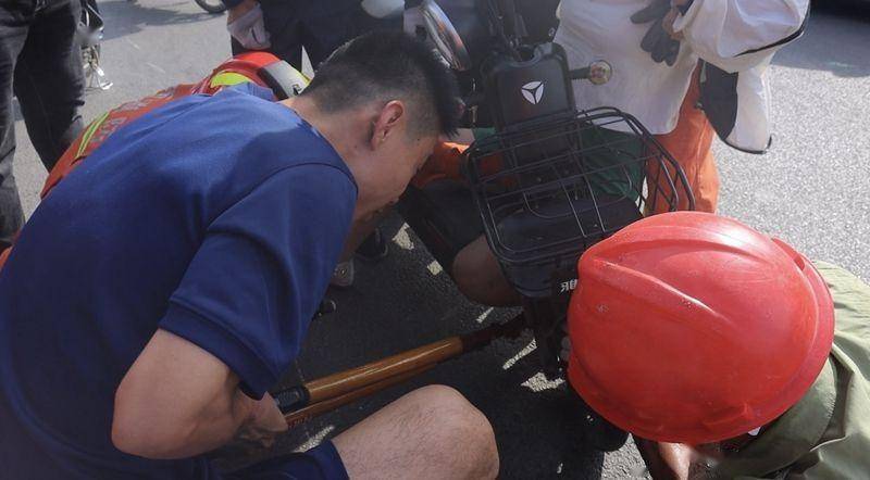 濟寧正能量|女子騎電動車摔倒腿被卡 消防員火速救援