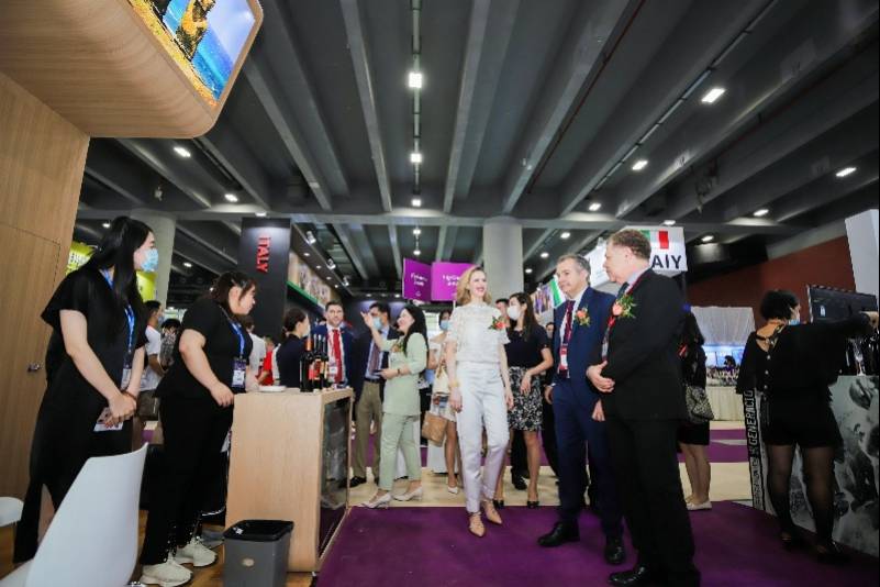 展开|第26届中国(广州)名酒展开幕,超500个酒企参展