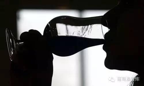 物质|喝葡萄酒为什么不能直接咽下去?