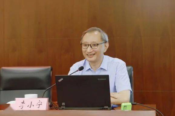 27日上午,中央社会主义学院的李小宁教授作题为《坚持和完善新型政党